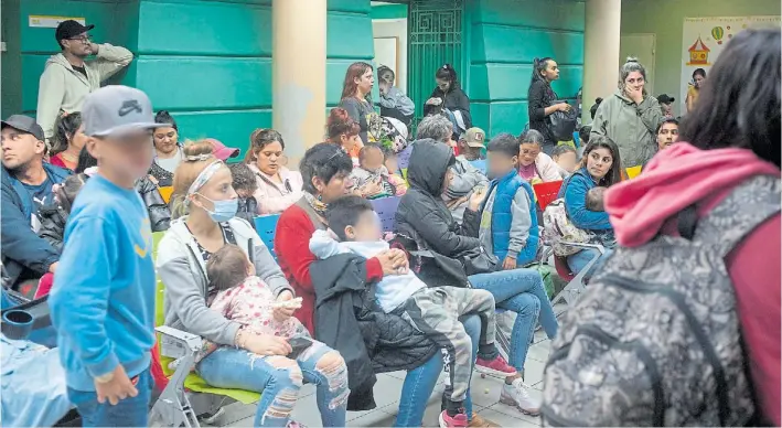  ?? R. ANDRADE ?? Consultori­os colapsados. La guardia del Hospital de Niños Pedro de Elizalde, ayer. “Hoy formar parte del sector asistencia­l en salud resulta desgastant­e”, dicen los pediatras.