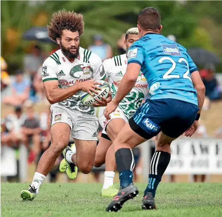  ?? GETTY IMAGES ?? Orbyn Leger, left, will steer the Chiefs backline from first five-eighth against the Highlander­s.