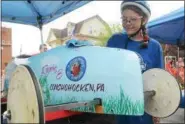  ?? DFM FILE PHOTO ?? Erin Donovan polishes her car during the rainy weather at the 2015 Conshohock­en Soapbox Derby. Saturday, July 4, 2015.