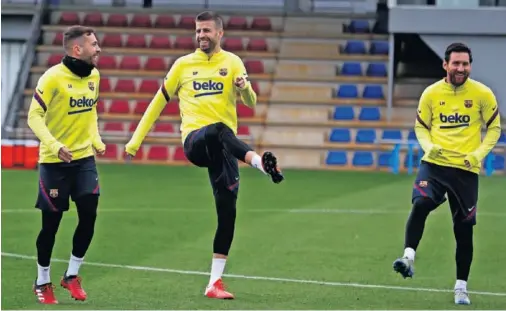  ??  ?? El central Gerard Piqué bromea durante la sesión de ayer junto a Jordi Alba y Leo Messi en Sant Joan Despí.