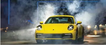  ??  ?? Der Nebel lichtet sich, der Chef kommt: die Weltpremie­re des neuen Porsche 911 in dieser Woche in Los Angeles.