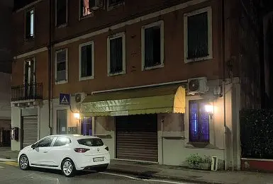  ?? (Hasho) ?? Il locale
Il bar Aurora, non lontano dalle piscine