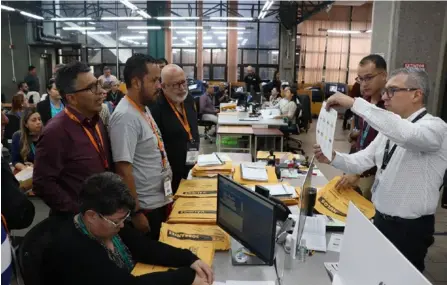  ?? TSE ?? Ayer se llevó a cabo el conteo de los votos de Orotina y Palmares, de las elecciones municipale­s.