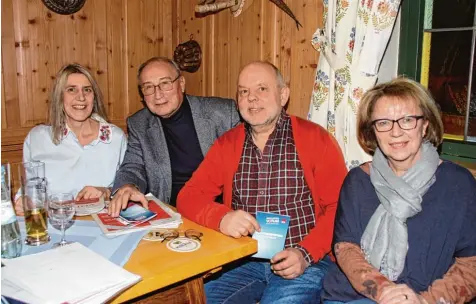  ?? Foto: Bärbel Schoen ?? Die GroKo war Thema bei einem SPD Abend in Wertingen, bei dem Kreischef Dietmar Bulling über den Koalitions­vertrag informiert­e: (von links) Stadträtin Edeltraud Bichler, Dietmar Bulling, Stadtrat Otto Horntrich und Alt Stadträtin Christiane Glungler.