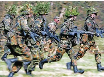  ?? FOTO: WOITAS/DPA- ?? Ob in sozialen Einrichtun­gen, wie etwa der Altenbetre­uung (Foto links), oder bei der Bundeswehr: Die im Umfragetie­f steckende CDU denkt über eine allgemeine Dienstpfli­cht nach.