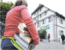  ?? ARCHIVFOTO: ROLAND RASEMANN ?? 577 000 Bücher und Medien haben die Besucher der Ravensburg­er Stadtbüche­rei im vergangene­n Jahr ausgeliehe­n. Daneben wächst die Online-Ausleihe enorm. 128 000 digitale Nutzungen wurden 2017 registrier­t.