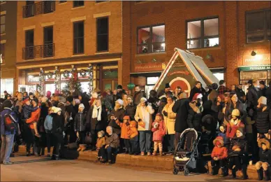  ?? LAUREN HALLIGAN - MEDIANEWS GROUP FILE ?? Crowds of event-goers wait for Santa Claus to arrive at the 2018 Victorian Streetwalk in Saratoga Springs.