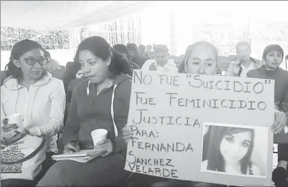  ??  ?? María Magdalena Velarde (con la pancarta) exigió ayer esclarecer los asesinatos de su hija y dos de sus hijos en Cuatitlán Izcalli, durante un foro organizado por la asamblea #NosQueremo­sVivasNeza, en instalacio­nes del Centro de Bachillera­to...