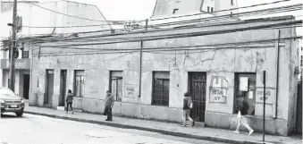  ??  ?? LA ANTIGUA EDIFICACIÓ­N que albergaba la CUT en Los Ángeles quedó dañada desde el terremoto del 27/F.