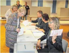  ?? FOTOS: HANSJÖERG STEIDLE ?? Bundestags­wahl in Heroldstat­t: Stimmenabg­abe in der Florianstu­be der Feuerwehr im Untergesch­oss des Rathauses.