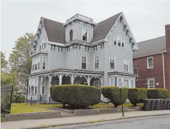  ?? STAFF PHOTO BY JOHN WILCOX ?? HORRIFIC FIND: Police reported finding the decomposin­g corpse of a man in the closet of an apartment in a building, above, on Green Street in Brockton.