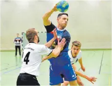  ?? SZ-ARCHIVFOTO: MAS ?? Schmerzhaf­ter Ausfall: Der zuletzt starke Sebastian Kiem (mit Ball) zog sich im Training einen Bänderriss zu und fehlt den Ehinger Handballer­n in den letzten Spielen der Saison.