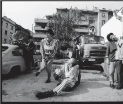  ?? / PAUL LOWE / VII PHOTO ?? Postava predstave “Čekajući Godoa” rediteljic­e Susan Sontag, ljeto 1993.