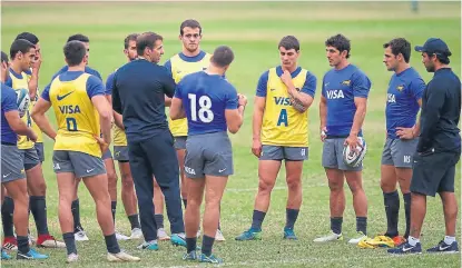  ?? Villarpres­s ?? los pumas escuchan las indidacion­es de Quesada, asistente de ledesma