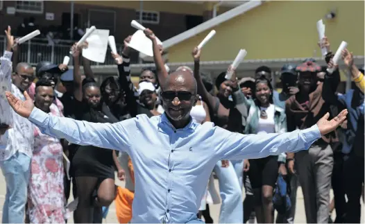  ?? Photo: Deon Ferreira ?? Principal Mncedi Mtengwana of Solomon Mahlangu High School in the Eastern Cape celebrates the school’s 87.5% pass rate with learners on Friday, 19 January, when the matric results were released.