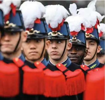  ??  ?? Des élèves de l’Académie militaire de Saint-Cyr Coëtquidan, vivier des futurs officiers.