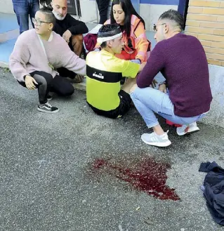  ??  ?? Dopo l’aggression­e L’arbitro Riccardo Bernardini, a terra di spalle, domenica scorsa al «Francesca Gianni» (foto concessa dal Corriere dello Sport-Stadio). A destra un’immagine del campo di San Basilio