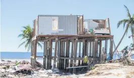  ?? PEDRO PORTAL pportal@miamiheral­d.com ?? Scenes of destructio­n along Estero Boulevard in Fort Myers Beach two days after Hurricane Ian hit Florida’s west coast.