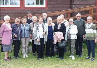  ?? (Foto: Freddy Ludvik Larsen) ?? Det ble et varmt møte mellom krigsbarna og forfattere­n. Fra venstre: Lillian Heitmann, Emilie Holm Pedersen, Elsa Henriksen, Hagbart Grønmo, Else Wilhelmsen, Randi Dønnum Olerud, Åge Berntzen, Britt Heggem, Karin Mauno Johansen, Arne Mauseth, Anne Skredlund, Kåre Johansen og Randi Ludvigsen.