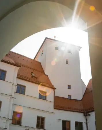  ?? Foto: Stefan Heinrich ?? Die vielgestal­tige Dachlandsc­haft des Friedberge­r Schlosses wirkt bewegt und lebendig.
