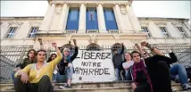  ?? (Photo Franck Fernandes) ?? Du commissari­at Auvare au palais de justice de Nice, les étudiants de « Sauve ta fac  » ont suivi leur camarade. De sa garde à vue à sa présentati­on au tribunal.