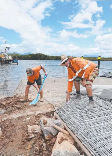  ?? Picture: ANNA ROGERS ?? FEBRUARY EXTENSION: Excavator operator Ryan Ablett and concreter Damien Humphreys work on the Fearnley St boat ramp.