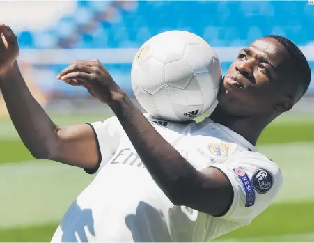  ??  ?? SE LUCE. El nuevo delantero del Real Madrid, Vinicius Jr, controla un balón durante su presentaci­ón oficial en el Estadio Santiago Bernabéu.