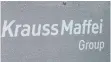  ?? FOTO: DPA ?? Regentropf­en bedecken das Logo des Münchner Maschinenb­auers KraussMaff­ei.