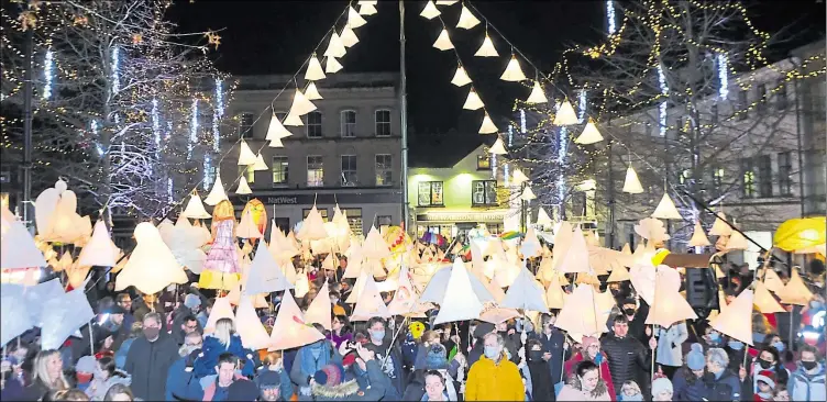  ?? Pictures: PHIL CANNINGS Ref: 50-0421CZ ?? The lantern parade makes its way into the town centre