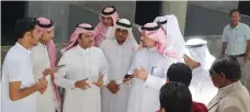  ??  ?? مجموعة من األهالي يتحدثون بوجود «عكاظ».