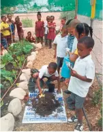  ?? Foto verskaf ?? Leerders van Bongolethu Primary leer van verskillen­des tipes grond.