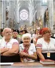  ?? Foto: 2x Michal Šula, MAFRA ?? Austrálie.
Účastníci nedělního průvodu navštívili i katedrálu sv. Víta, kde mši celebroval kardinál Dominik Duka.