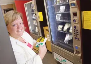  ?? CHRIS MIKULA ?? Coun. Maria McRae got the first library vending machine in Canada installed.