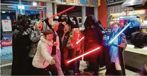  ?? Fotos: Claudia Deeney ?? Zur Premiere des neuen Star Wars Films konnten die Besucher mit den Filmcharak­teren auf Tuchfühlun­g gehen.