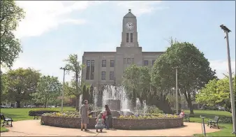  ?? [STEVE STEPHENS/DISPATCH] ?? Visitors enjoy the fountain outside the Erie County Courthouse in Sandusky.