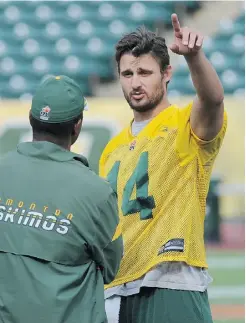  ?? ED KAISER/ EDMONTON JOURNAL ?? Rookie quarterbac­k Jonathan Crompton talks to an Edmonton Eskimos coach at Monday’s practice in Commonweal­th Stadium.