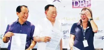  ??  ?? LIGHT MOMENTS. HRC CEO Rosanna Tuason Fores engage in a more relaxed interactio­n after the photo session with DBP Director Luis C. Bonguyan and DBP chair Alberto G. Romulo.