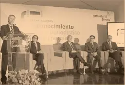  ?? Foto ee: josé roberto guerra Claudia Juárez Escalona ?? Ángel Lárraga (en el estrado), presidente de Gas Natural Fenosa, encabezó ayer el reconocimi­ento anual al trabajo periodísti­co en energía en México.