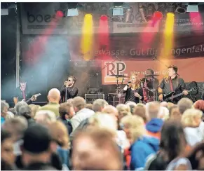  ?? RP-ARCHIVFOTO: RALPH MATZERATH ?? Bei den alljährlic­h sieben Langenfeld-Live-Konzerten während der Sommerferi­en auf dem Marktplatz sind auch etliche Monheimer im Publikum.