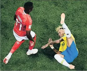  ?? JEWEL SAMAD / AFP ?? Neymar a terra després d’una entrada de Zakaria