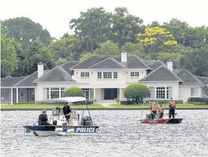  ?? PHELAN M. EBENHACK/ORLANDO SENTINEL ?? Emergency personnel search for a small plane that went down in Lake Maitland Wednesday.