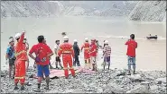  ?? AFP ?? ■
Rescuers try to locate survivors after a landslide at a jade mine in Hpakant in Kachin state in Myanmar on Thursday.