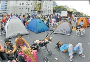  ?? CEDOC PERFIL ?? GROTESCO. Una olla popular montada en pleno centro, que costó millones.