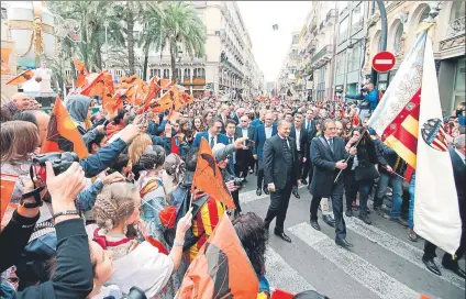  ?? FOTO: EFE ?? El exjugador del Valencia, Ricardo Arias, acompañado por el presidente Anil Murthy, portando la bandera del club durante la marcha
