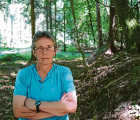  ?? Foto: Maximilian Czysz ?? Rose Kuest macht sich auf die Spur ihrer Mutter. Die polnische Jüdin war vor 75 Jahren im geheimen Waldwerk Kuno, das direkt an der Autobahn zwischen Burgau und Zusmarshau­sen liegt.