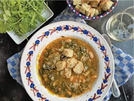  ?? GRETCHEN MCKAY Pittsburgh Post-Gazette/TNS ?? This nutritious vegetable soup is packed with kale, fennel and cannellini beans. Parmesan croutons add crunch.