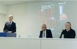  ??  ?? L’incontro Da sinistra, Fabrizio Frigeni, direttore dell’Italian Music Academy, Mario Luzzatto Fegiz, critico, e Lele Mora, presidente del nuovo Premio Nilla Pizzi