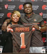  ?? RON SCHWANE / ASSOCIATED PRESS ?? Safety Jabrill Peppers (with his mother, Ivory Bryant) was viewed last season as a potential top-10 pick. The Browns drafted him at No. 25 overall.