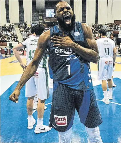  ?? FOTO: UNANUE ?? Danny Agbelese celebra por todo lo alto una acción individual del partido que el Delteco GBC ganó a Unicaja