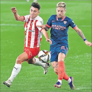  ??  ?? ‘Papu’ Gómez pelea por controlar el balón en el transcurso del choque de la Copa contra el Almería.